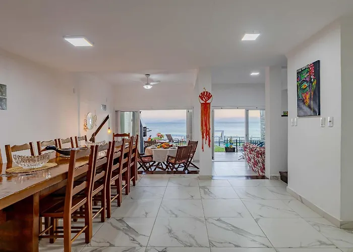 Exclusivo Sobrado de Férias Frente Mar com Incrível Por do Sol Bombinhas